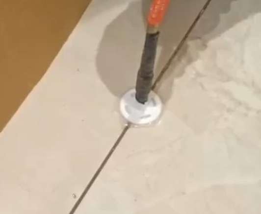 沿滩瓷砖空鼓维修公司专业解答瓷砖在铺贴过程中，如果没有涂抹均匀到位的粘结材料（如水泥砂浆或瓷砖胶），可能会导致以下问题