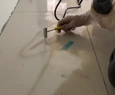 沿滩瓷砖开裂维修公司专业分享瓷砖在铺贴前如果没有沥干水分，将会导致以下问题